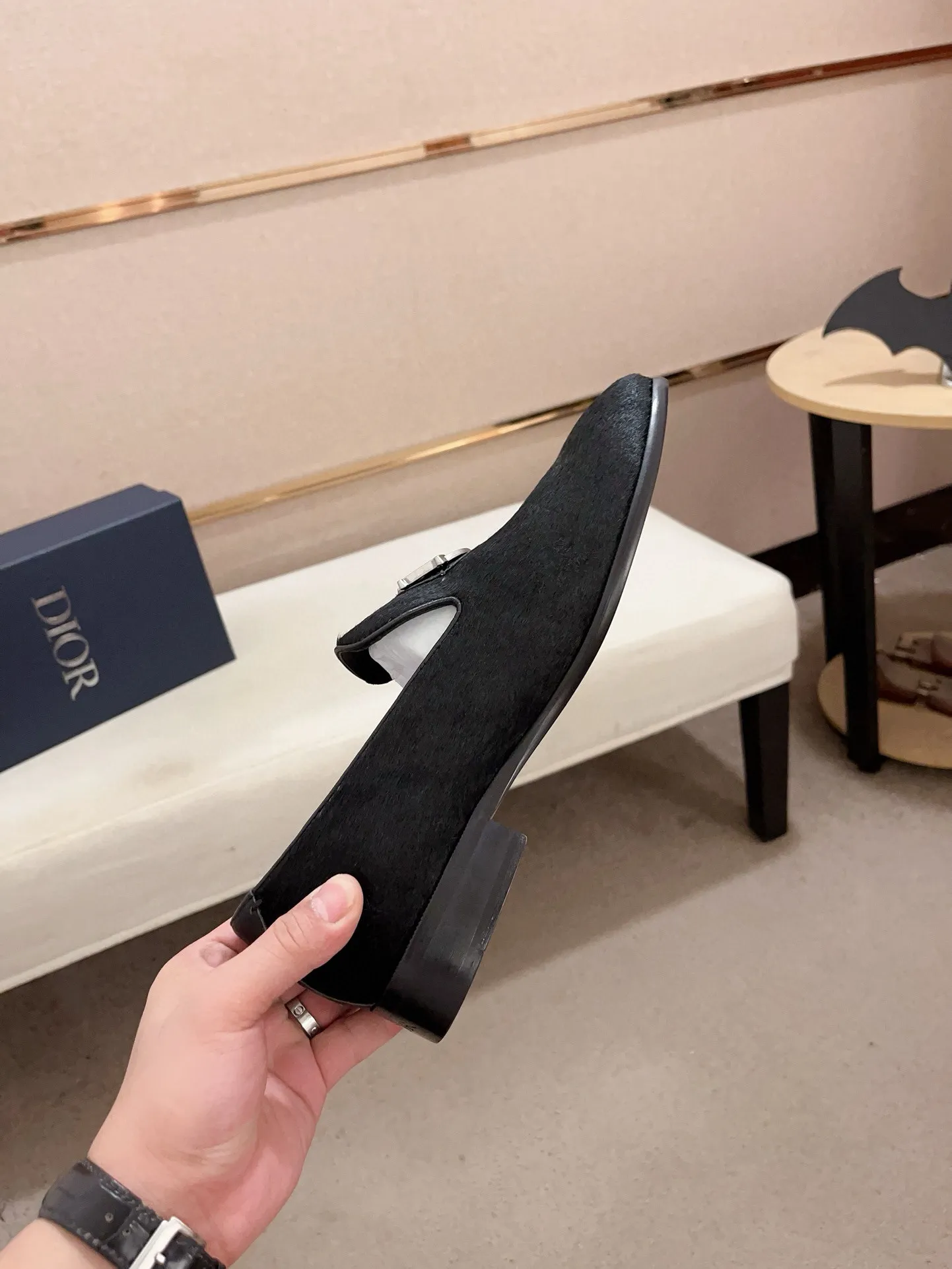 Factory price: 270 men's shoes 💰 High-end version of Dior Dior's new series. Famous actors and Internet celebrities wear super popular designs. They are designed with the sculptures of French artist Niki de Saint Phalle as rings. Material: Fabric: imported original material. Foot pads: cowhide. Outsole: Rubber outsole. Men's shoe size: 38~44. Can be customized to size 45.